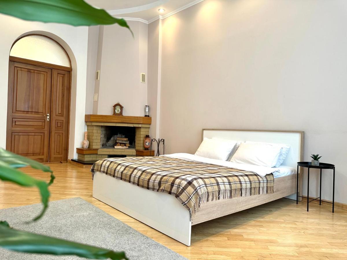 Apartments In The City Center, Near A Theatre, Zlata Plaza Rivne Kültér fotó