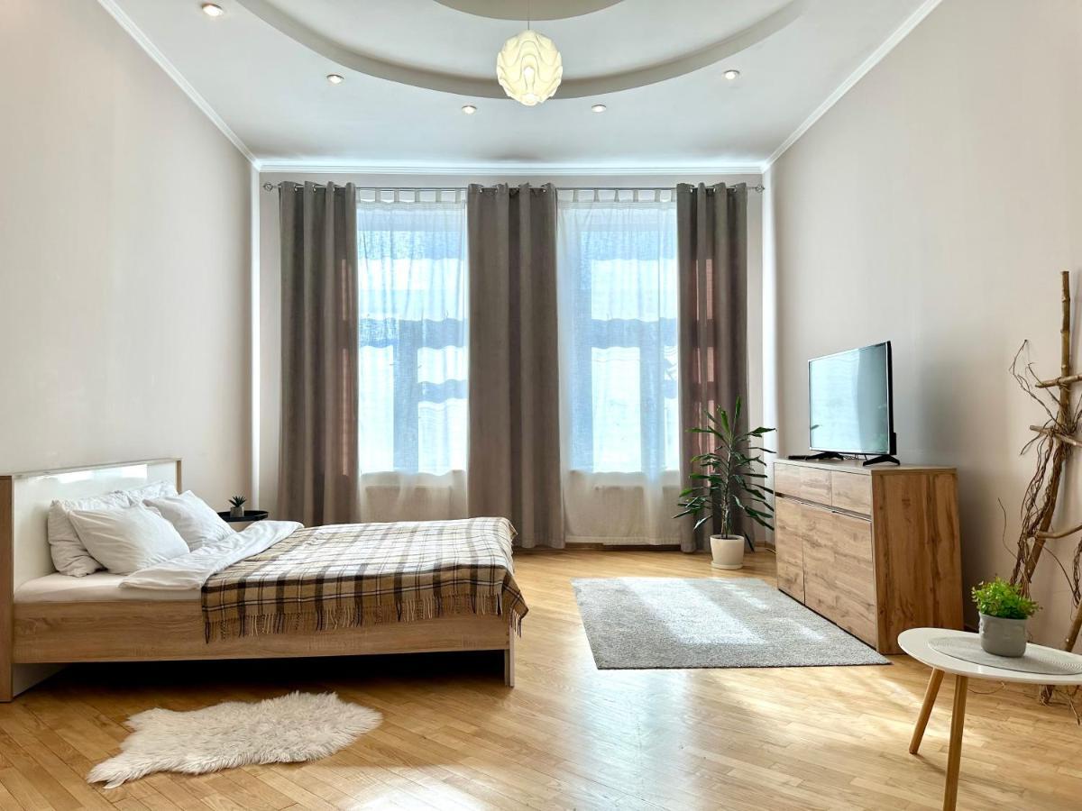Apartments In The City Center, Near A Theatre, Zlata Plaza Rivne Kültér fotó