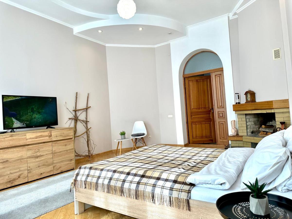 Apartments In The City Center, Near A Theatre, Zlata Plaza Rivne Kültér fotó