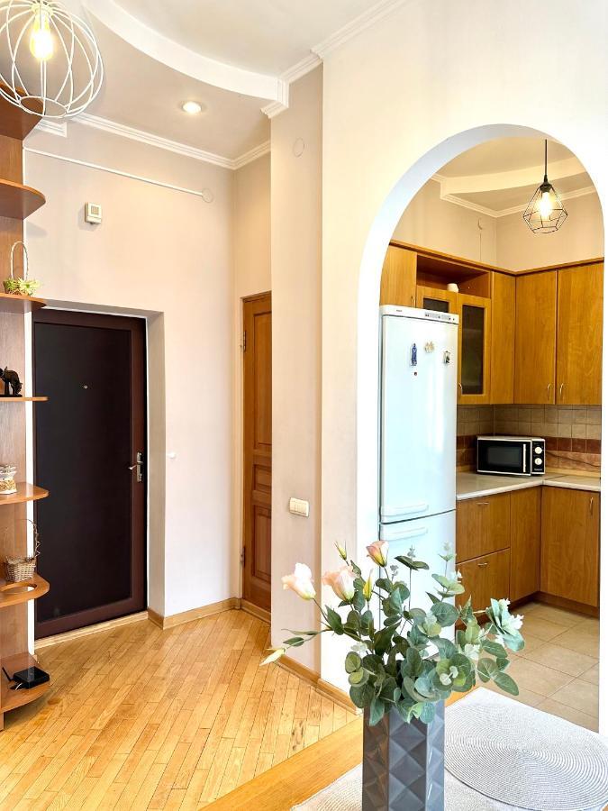 Apartments In The City Center, Near A Theatre, Zlata Plaza Rivne Kültér fotó